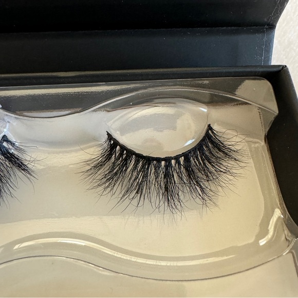 Brand New NIB Lilly Lashes 3D Mink Strip Lash Miami - Picture 3 of 9
